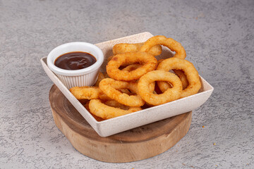 Fried onion rings served with sauce
