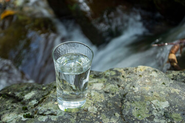 グラスと飲み水