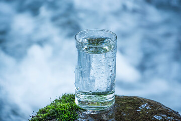 グラスと飲み水