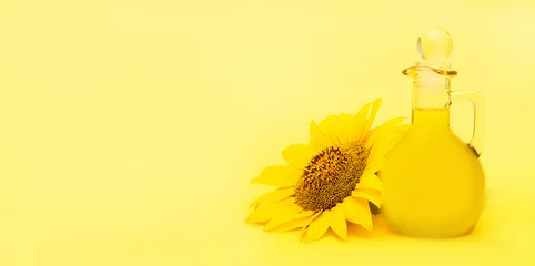 Rolgordijnen Sunflower oil in  glass bottle and sunflower © Natalia Samorodskaia