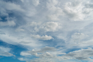 Obraz premium 白い雲と青空