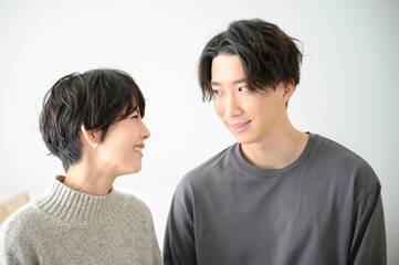 見つめ合うカップル