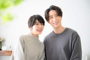 見上げるカップル