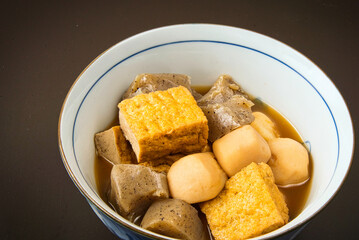 しょう油、砂糖、みりん、日本酒で煮含めた、サトイモと厚揚げの煮物
