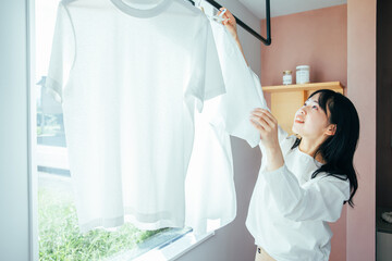 洗濯物を干す女性　Washing