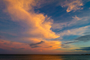 Obraz na płótnie Canvas Beautiful clouds at dusk by the sea