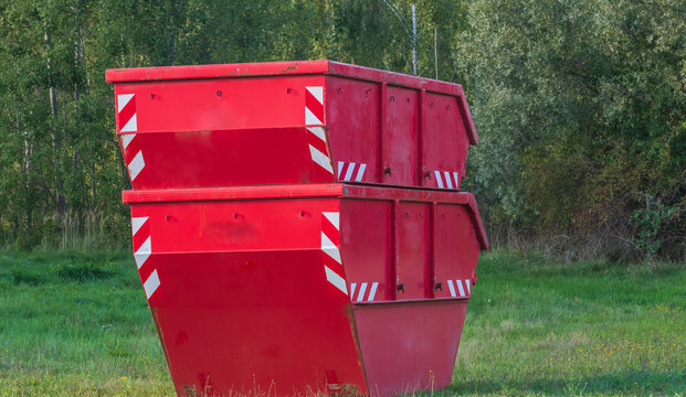 Zwei Abfallcontainer stehen &uuml;ber einander gestapelt f&uuml;r den Auftrag bereit