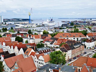 Blick &uuml;ber kleine Hafenstadt