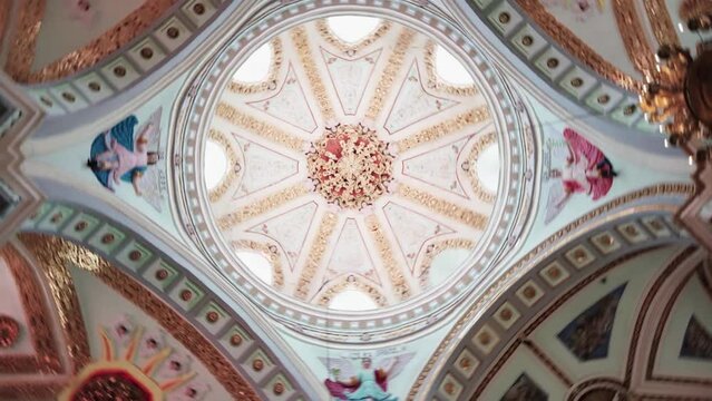 Techo de una iglesia en mexico en el que la c&aacute;mara da un giro de 360 grados