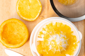 making fresh orange juice at home