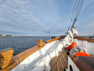 Segelschiff bei der Ausfahrt auf die Ostsee