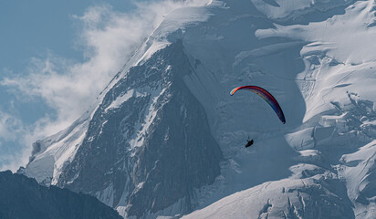 Parapente en las montañas nevadas