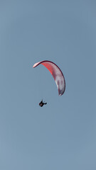 Parapente en las montañas nevadas