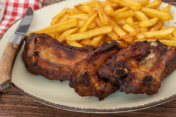 travers de porc et frites dans une assiette