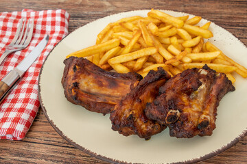 travers de porc et frites dans une assiette