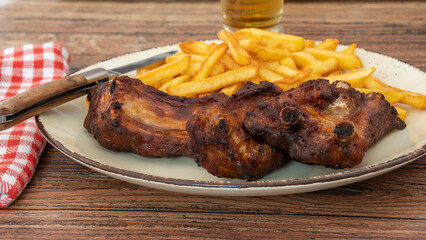 travers de porc et frites dans une assiette