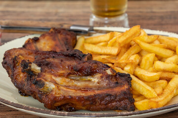 travers de porc et frites dans une assiette