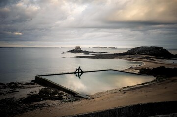 piscine de Saint Malo - obrazy, fototapety, plakaty