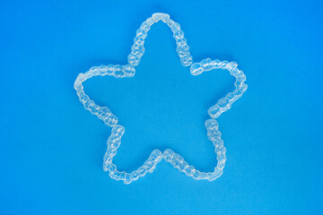 Aligned transparent and invisible dental aligners or braces applicable to orthodontic treatment.