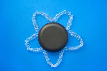 Transparent invisible dental aligners or braces applicable to orthodontic treatment and their containers.