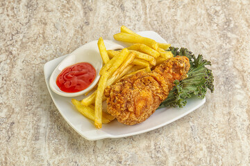 Crispy chicken leg with fry potato