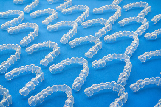 Aligned transparent and invisible dental aligners or braces applicable to orthodontic treatment.