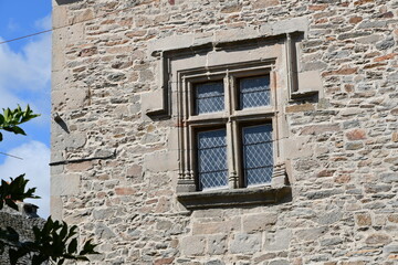 Ancienne fenêtre avec ses entourages de pierres sur la façade d'une maison ancienne restaurée...