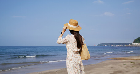 Fototapeta na wymiar Travel woman look at the sea