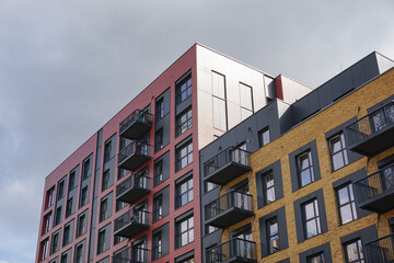 modern apartment block for inner city living. real estate. high rise flats in UK city. - obrazy, fototapety, plakaty