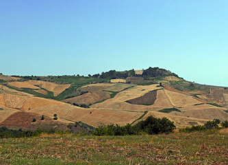 scenico e rilassante panorama collinare in una limpida giornata
