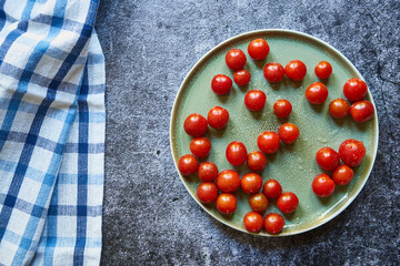 pomidorki koktajlowe  na talerzu 
