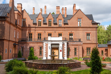 Fototapeta premium Vasilyevskoye Shcherbatov estate on September 9, 2022 on a sunny day.