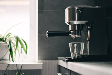 Coffee machine with portafilter for making homemade aromatic coffee