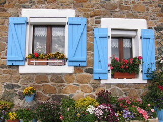 Fototapeta na wymiar House with blue shutters in Brittany