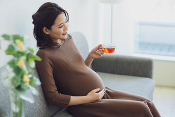 お茶を飲む妊婦 