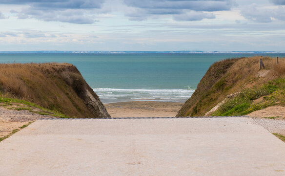 a stretch of footpath runs symmetrically to the beach of cap blanc nez in franrkijk