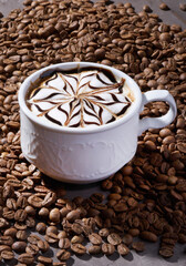 kahve çekirdeği ile bir fincan cappuccino