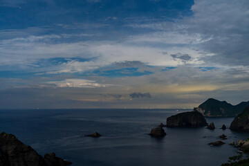曇天の岩礁の夕暮れ