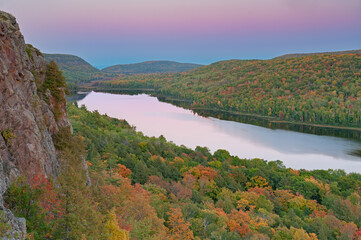 Obraz premium Autumn landscape at twilight, Lake of the Clouds, Porcupine Mountains Wilderness State Park, Michigan's Upper Peninsula, USA