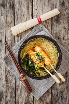 Japanische Nudelsuppe mit Somennudeln, Lachs und Algen
