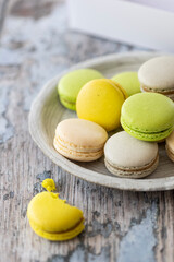 Selbstgemachte Macarons (Kokos, Pistazie, Earl Grey, weiße Schokolade mit Keksen)