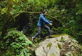 mujer corriendo en la selva ecuatoriana