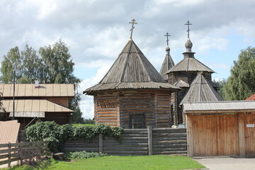 View in the ancient city of Suzdal on the ancient church buildings Orthodox churches. - obrazy, fototapety, plakaty