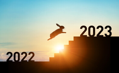 2022から2023へ階段を駆け上がるウサギ　2023年年賀状素材 - obrazy, fototapety, plakaty
