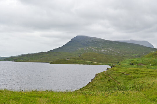 Blick auf den See Loch Assynt bei Inchnadamph, Lairg, Highland, Schottland