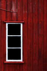 Fenêtre sur mur en bois