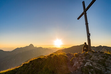 Obraz premium Stunning sunset hike from the top in the austria mountain