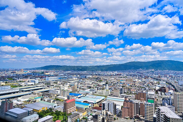 Fototapeta premium 爽やかな空と街並みの風景写真 【大阪風景写真】