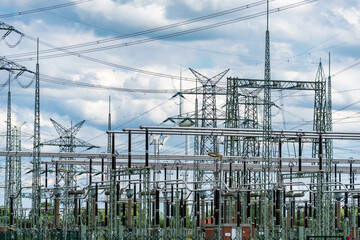 Elektrizit&auml;t Umspannwerk vor einem Windkraftwerk in Schleswig-Holstein