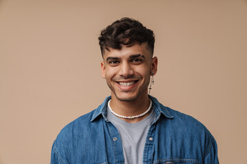 Obraz premium Young handsome stylish happy smiling man looking at camera